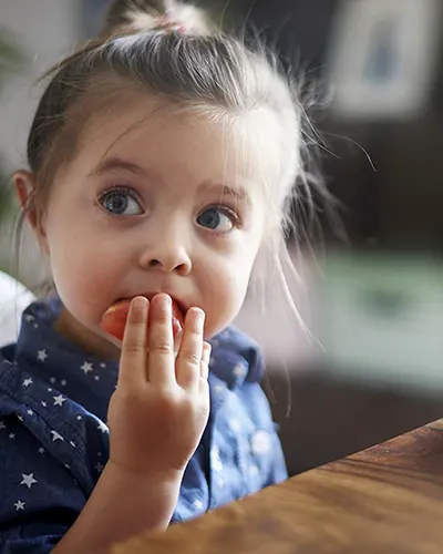 Une petite fille qui mange